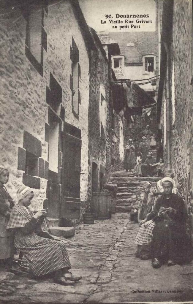 90 - Douarnenez - la vieille rue Grivart au petit port -villard.jpg