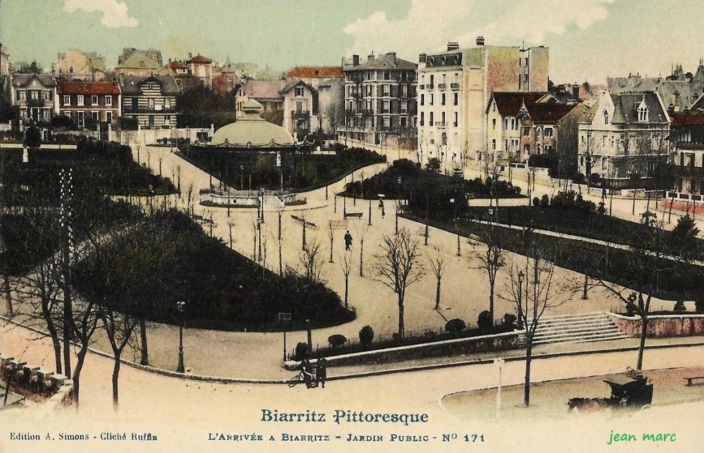 Biarritz - L'Arrivée à Biarritz - Jardin Public.jpg