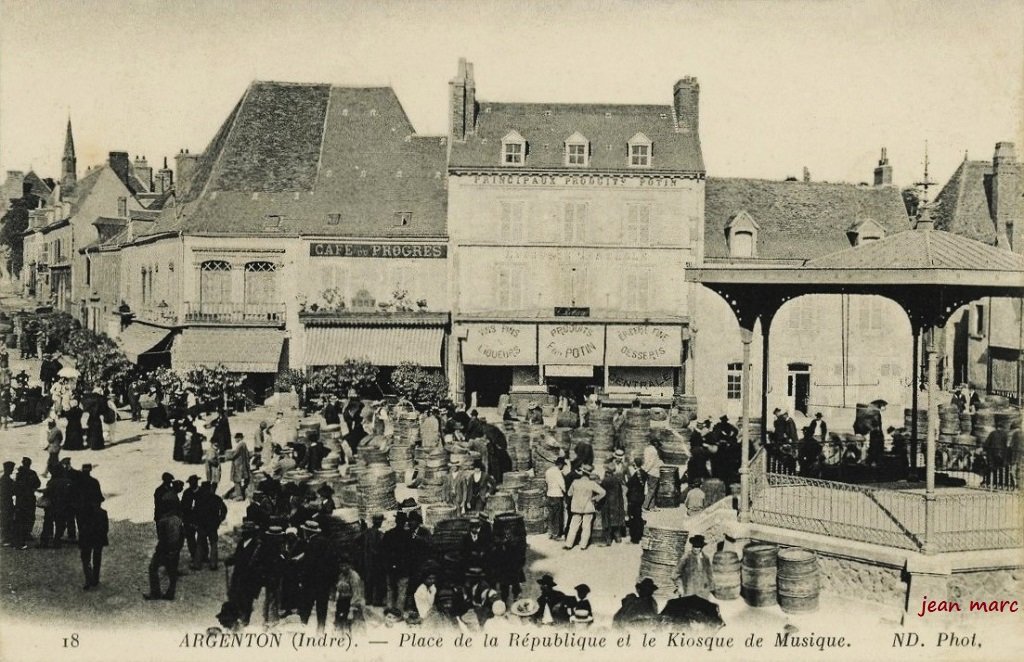 Argenton - Place de la République et le Kiosque à Musique.jpg