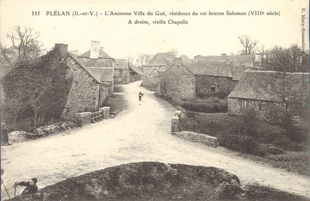 335 - Plélan - l'ancienne ville du Gué, résidence du roi breton Salomon. A droite, vieille chapelle -emr.jpg