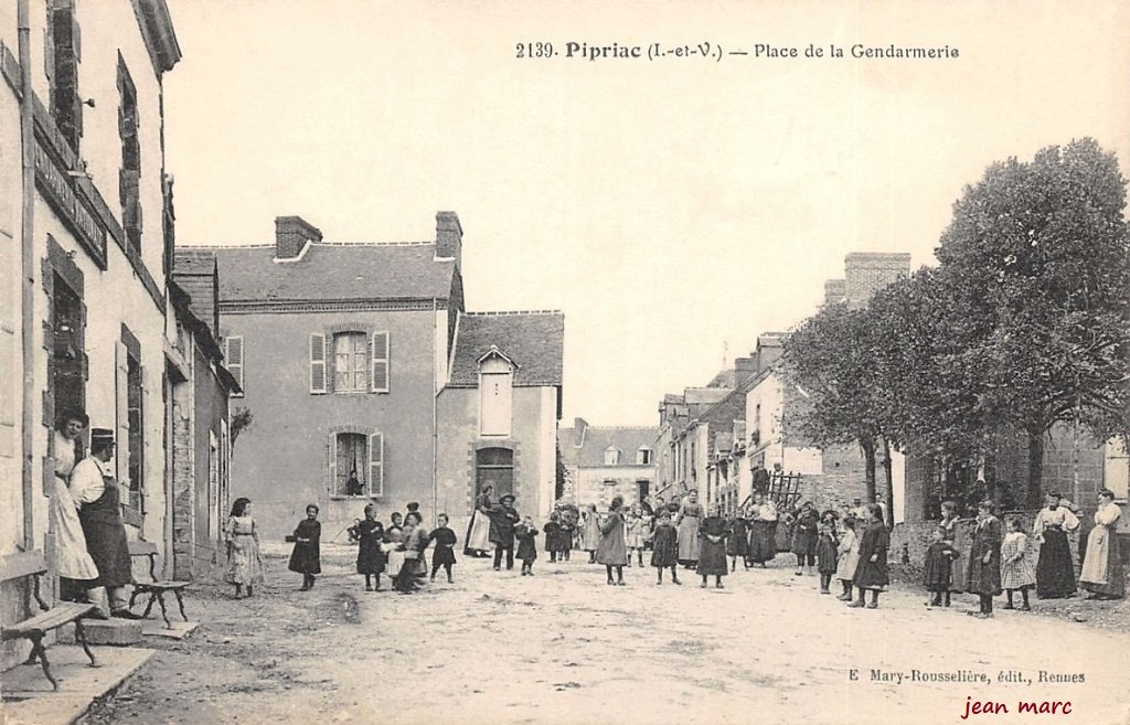 Pipriac - Place de la Gendarmerie.jpg