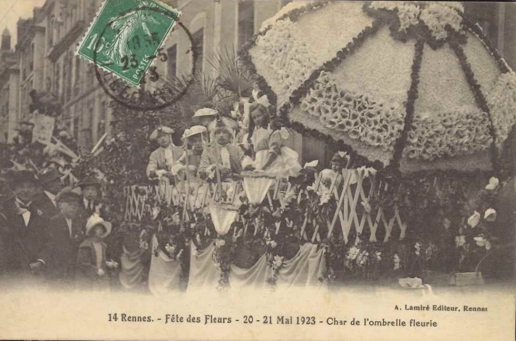 14 - Rennes - Fête des fleurs - 20 - 21 mai 1923 - Char de l'ombrelle fleurie -lamiré.jpg