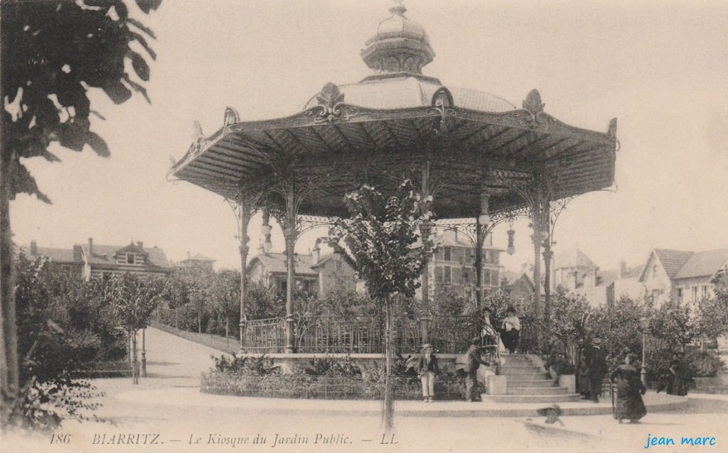Biarritz - Le Kiosque du Jardin Public.jpg