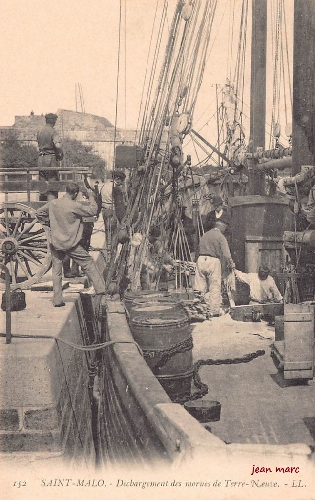 Saint-Malo - Déchargement des morues de Terre-Neuve.jpg