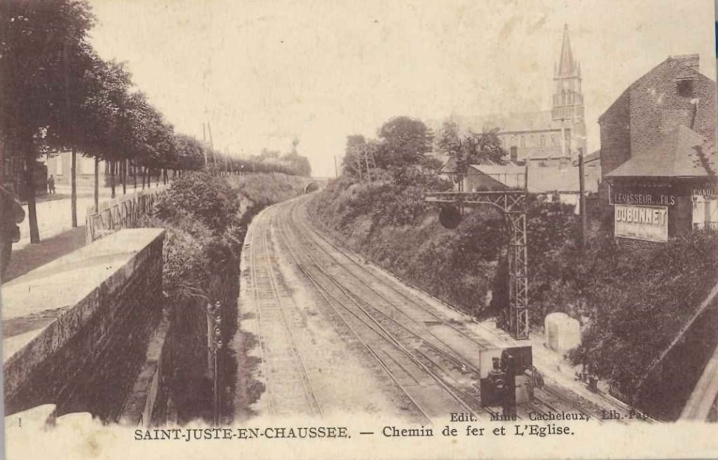 Saint Juste En Chaussée - chemin de fer et l'église -cacheleux.jpg