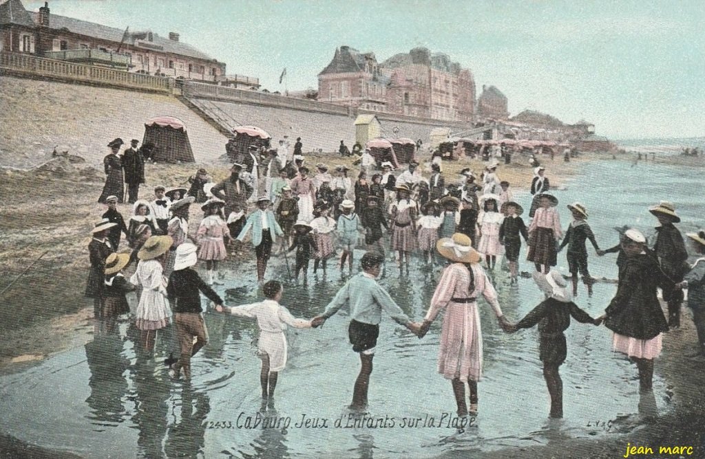Cabourg - Jeux d'enfants sur la plage.jpg