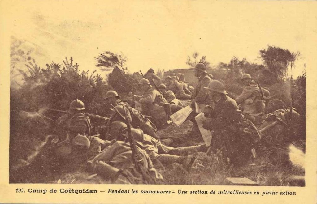 195 - Camp de Coëtquidan - Pendant les manoeuvres - Une section de mitrailleuses en pleine action.jpg
