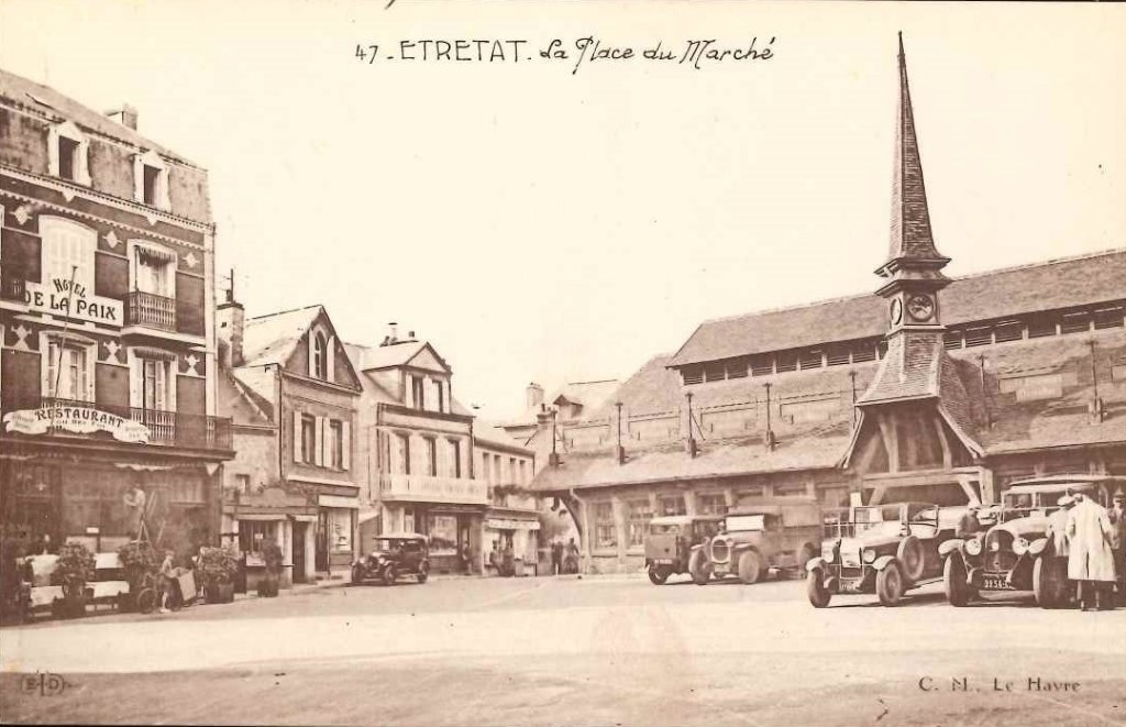 47 - Etretat - La place du marché -eld.jpg