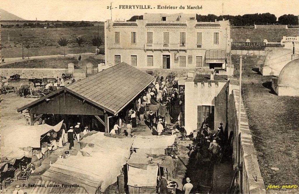 Ferryville - Extérieur du Marché.jpg
