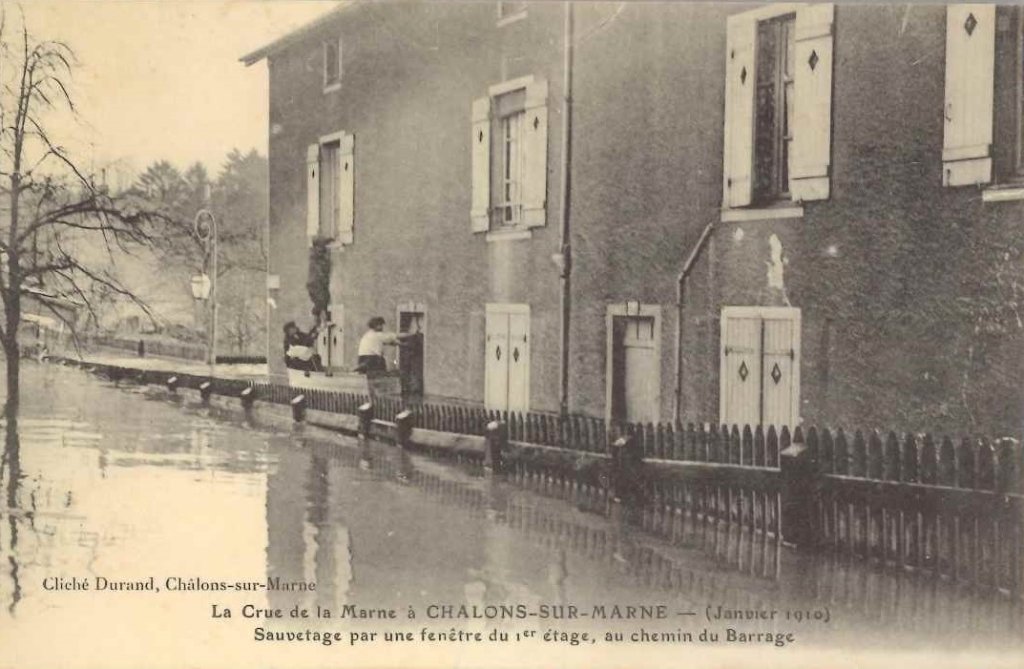 La crue de la Marne à Chalons sur Marne (janvier 1910) - Sauvetage par une fenêtre....jpg