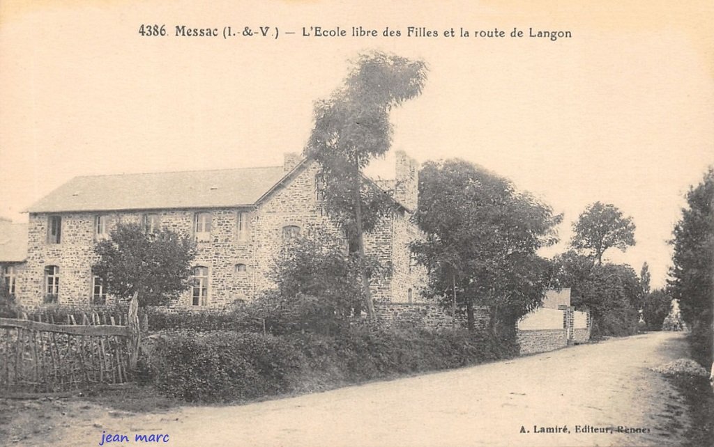Messac - L'École libre des Filles et la route de Langon.jpg
