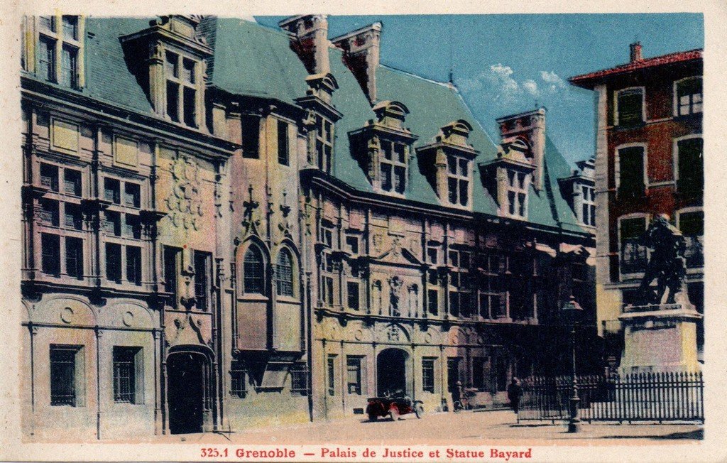 Grenoble 325-1 Hourlier.jpg