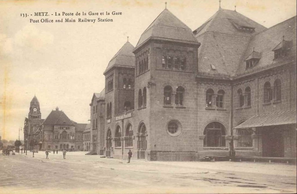 133 - Metz - La porte de la Gare et la Gare.jpg