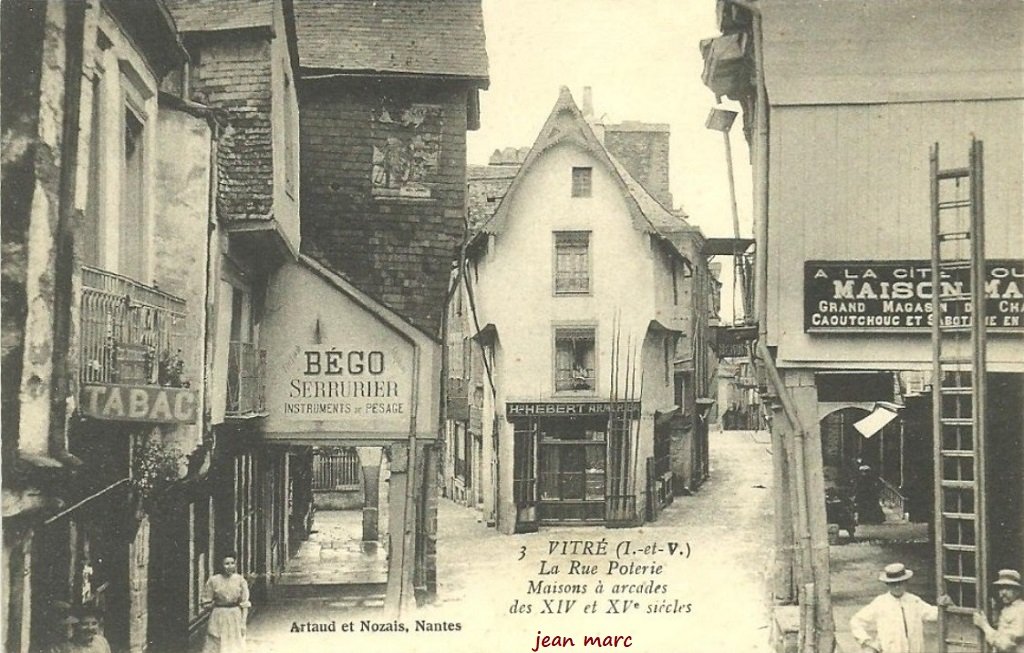 Vitré - La Rue Poterie, maisons à arcades.jpg