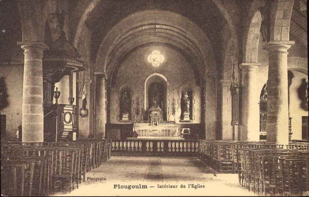 Plougoulm - Intérieur de l'église.jpg