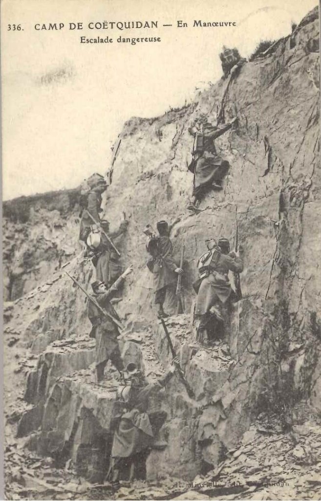 336 - Camp de Coëtquidan - En manoeuvre - Escalade dangereuse -minvielle.jpg