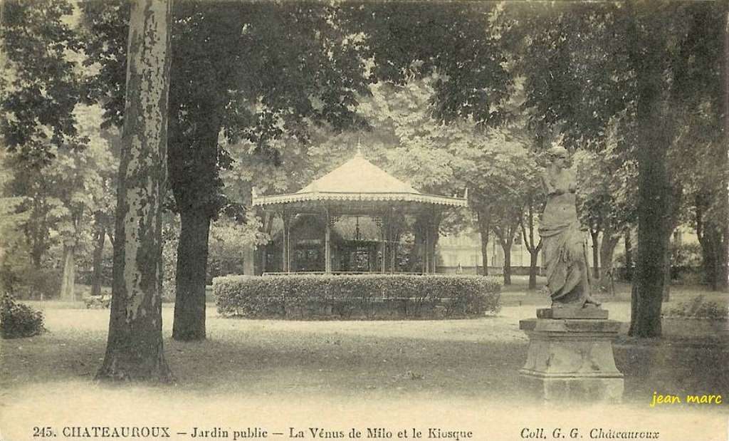 Châteauroux - Jardin public - La Vénus de Milo et le Kiosque.jpg