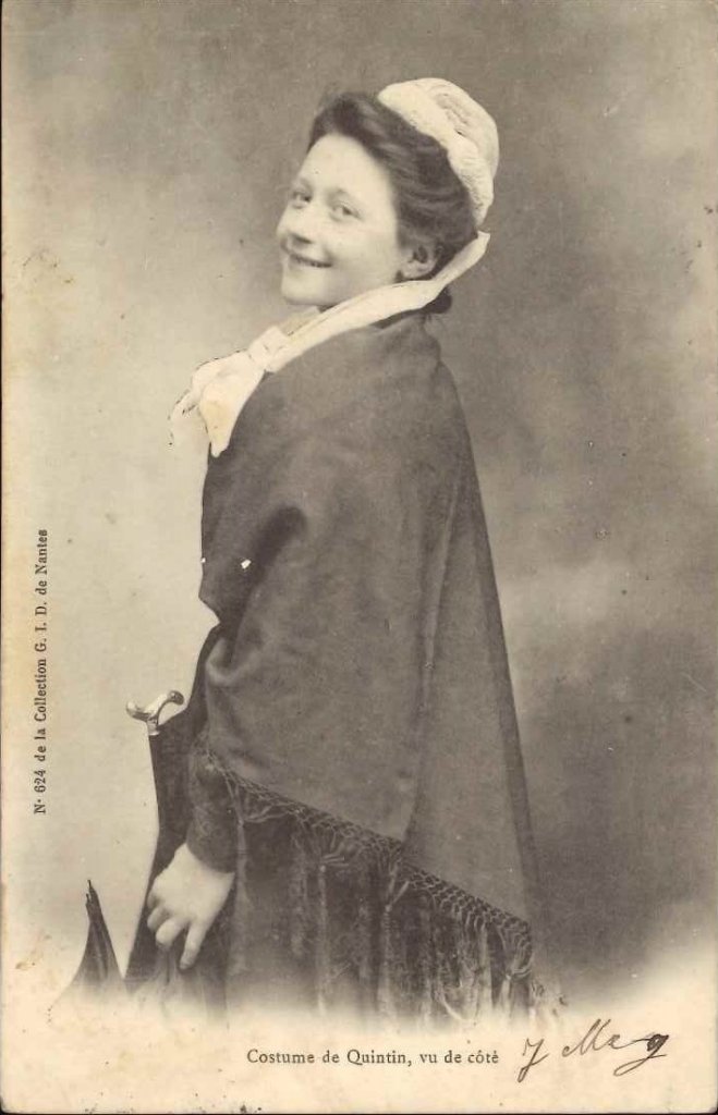 Costume à Quintin, vue de côté.jpg
