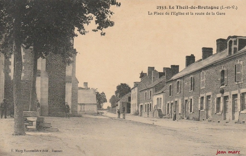 Le Theil - La Place de l'Église et la route de la Gare.jpg