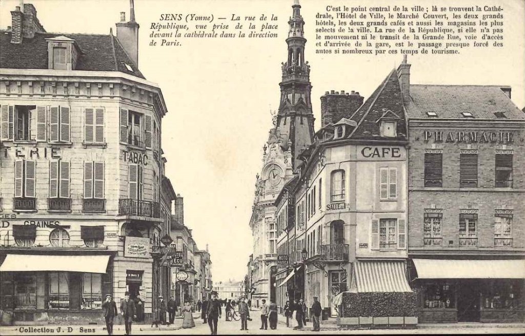 Sens - La rue de la République, vue prise de la place devant....jpg