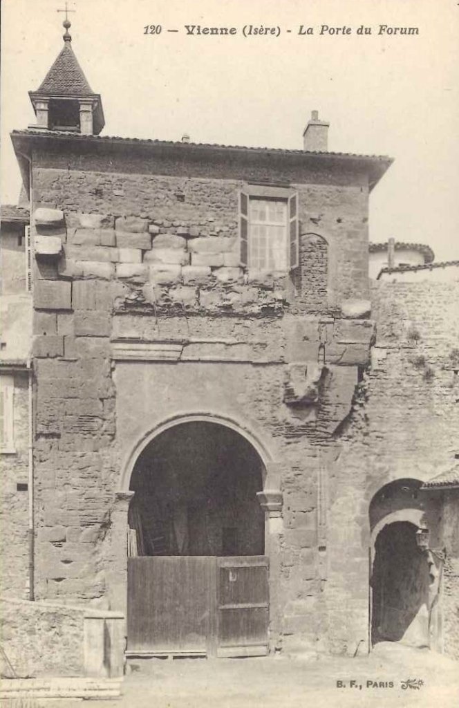 120 - Vienne - La porte du forum.jpg