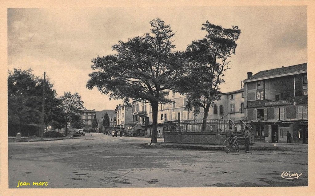 Aubière - Place des Ramacles.jpg
