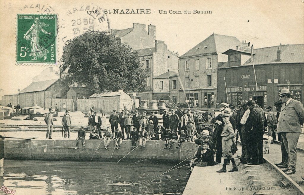 44-St-Nazaire - Un Coin du Bassin - Pecheurs - 1728 Phototypie Vassellier.jpg