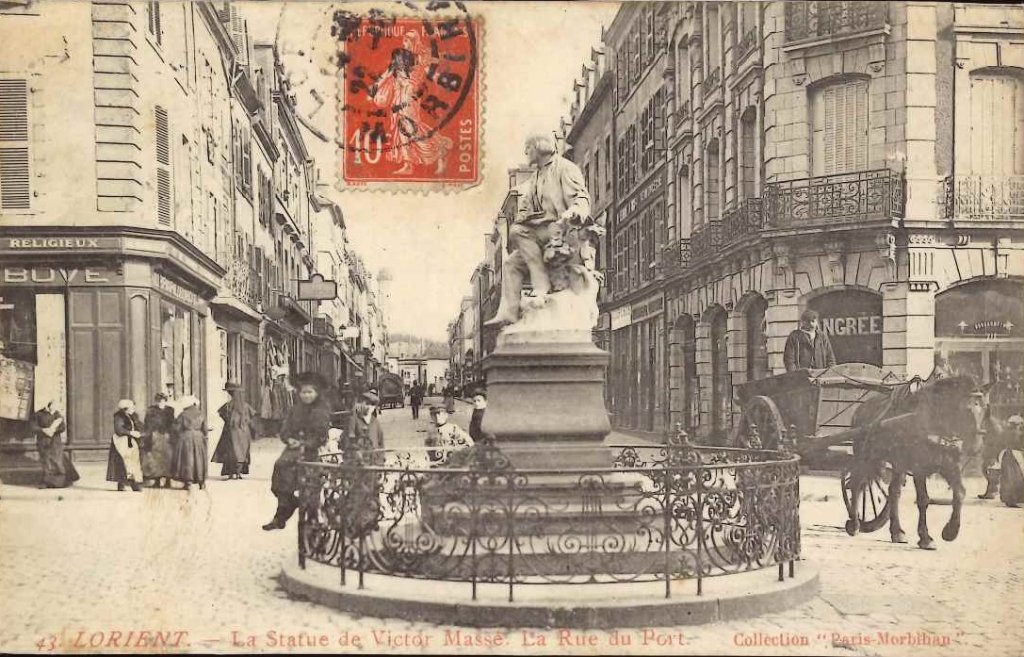 43 - Lorient - La statue de Victor Massé - La rue du Port.jpg
