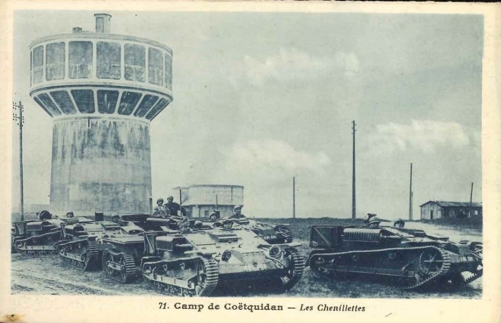 71 - Camp de Coëtquidan - les chenillettes.jpg