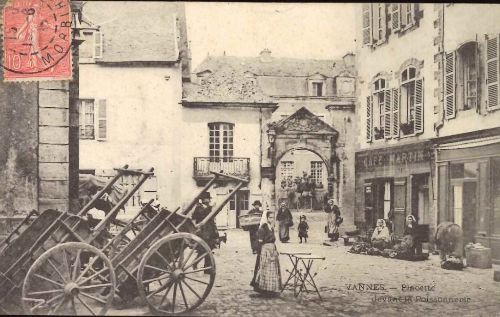 Vannes - Placette devant la poissonnerie.jpg