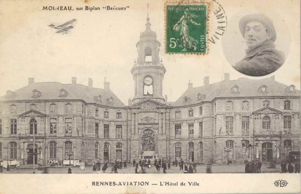 Rennes - Aviation - l'hôtel de Ville - Moineau, sur Biplan bréguet.jpg