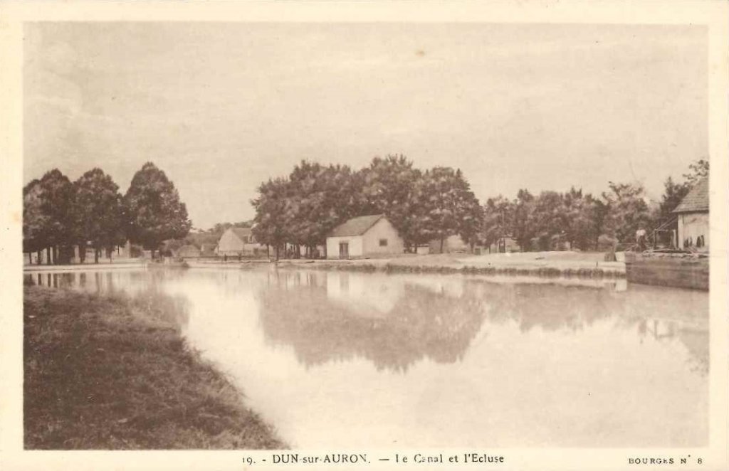 19 - Dun sur Auron - le canal et l'écluse.jpg