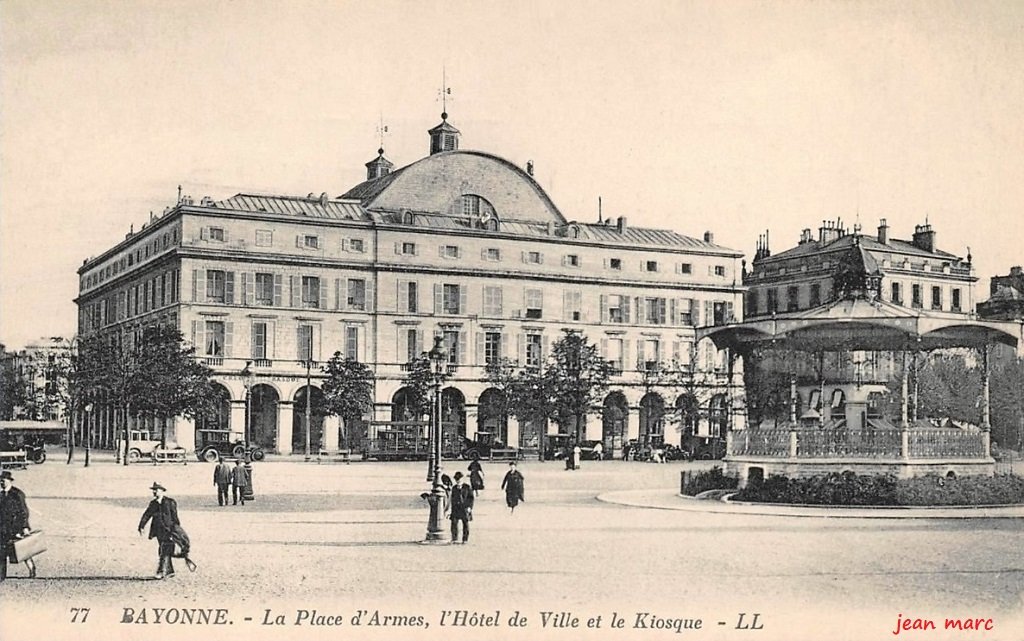 Bayonne - La Place d'Armes, l'Hôtel de Ville et le Kiosque 77.jpg