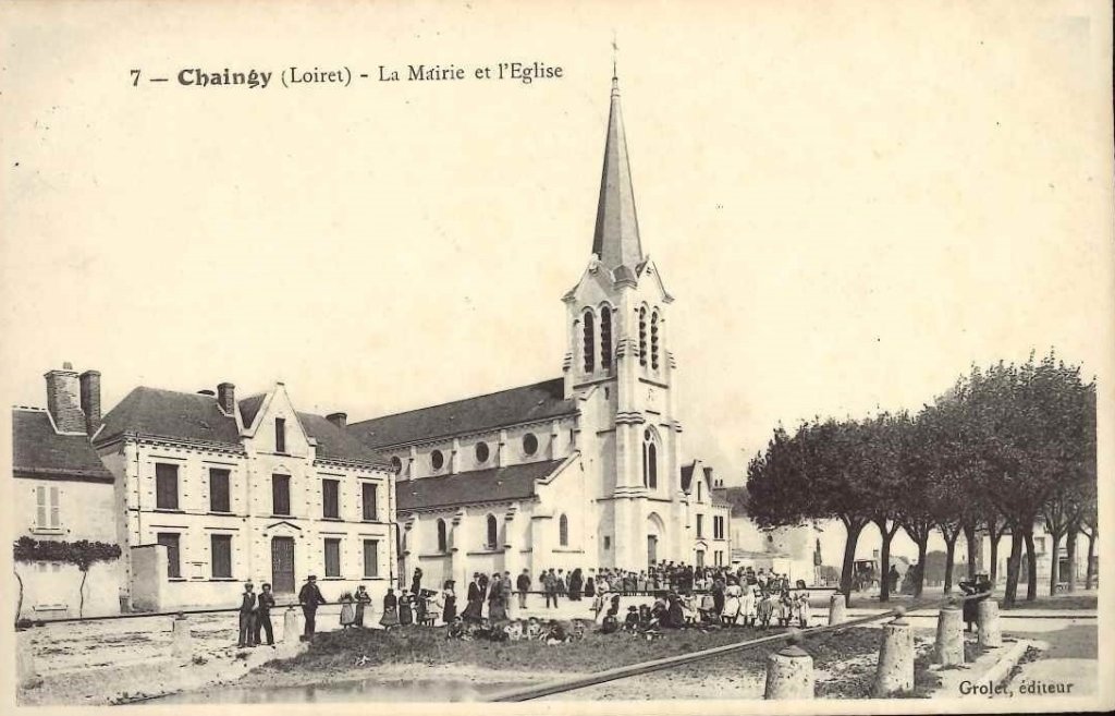 7 - Chaingy - La mairie et l'église.jpg