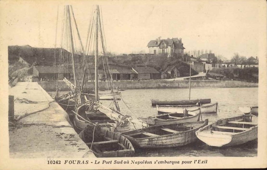 Barques Fouras - Le port Sud où Napoléon s'embarqua pour l'exil BZH35.jpg