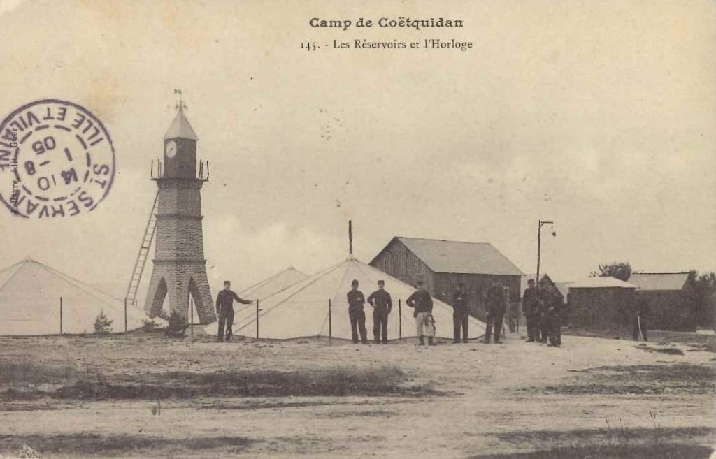 145 - Camp de Coëtquidan - Les réservoirs et l'horloge.jpg