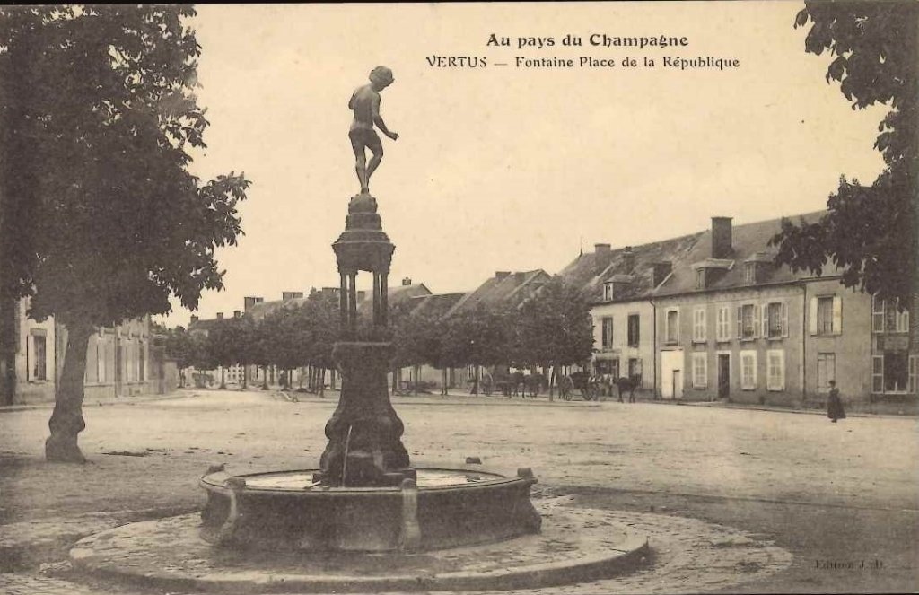 Vertus - Fontaine place de la République - Au pays du Champagne.jpg
