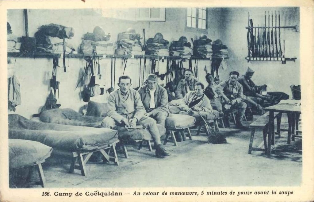 166 - Camp de Coëtquidan - au retour de manoeuvre, 5 minutes de pause avant la soupe.jpg