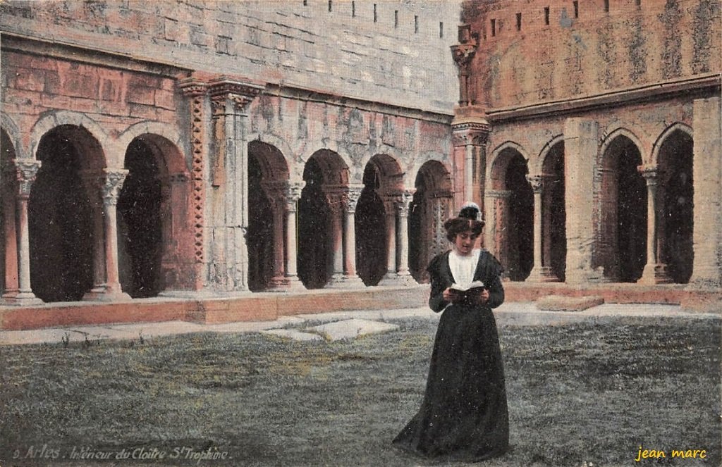Arles - Intérieur du Cloître Saint-Trophime.jpg
