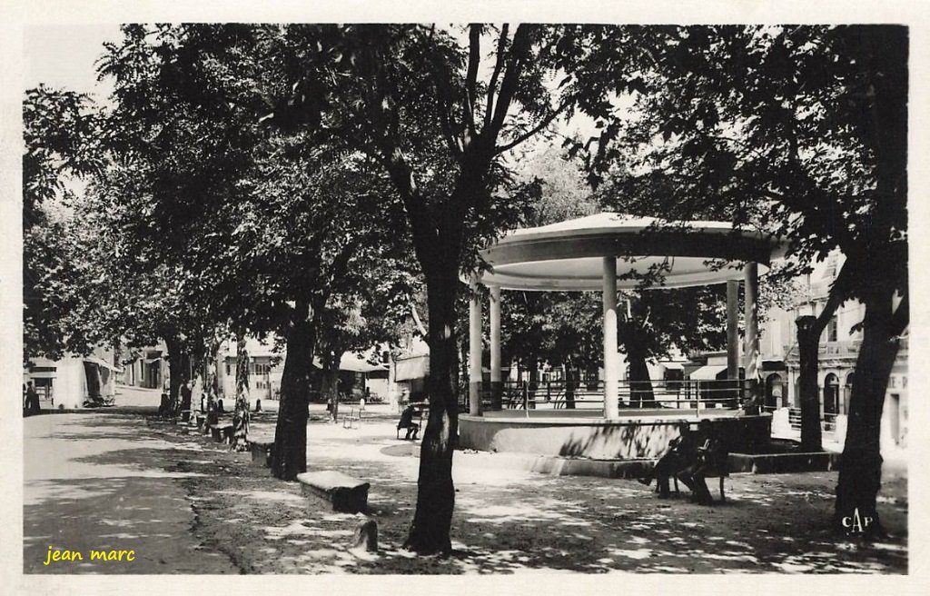Aubenas - Promenade du Champ de Foire et le Kiosque de la Musique.jpg