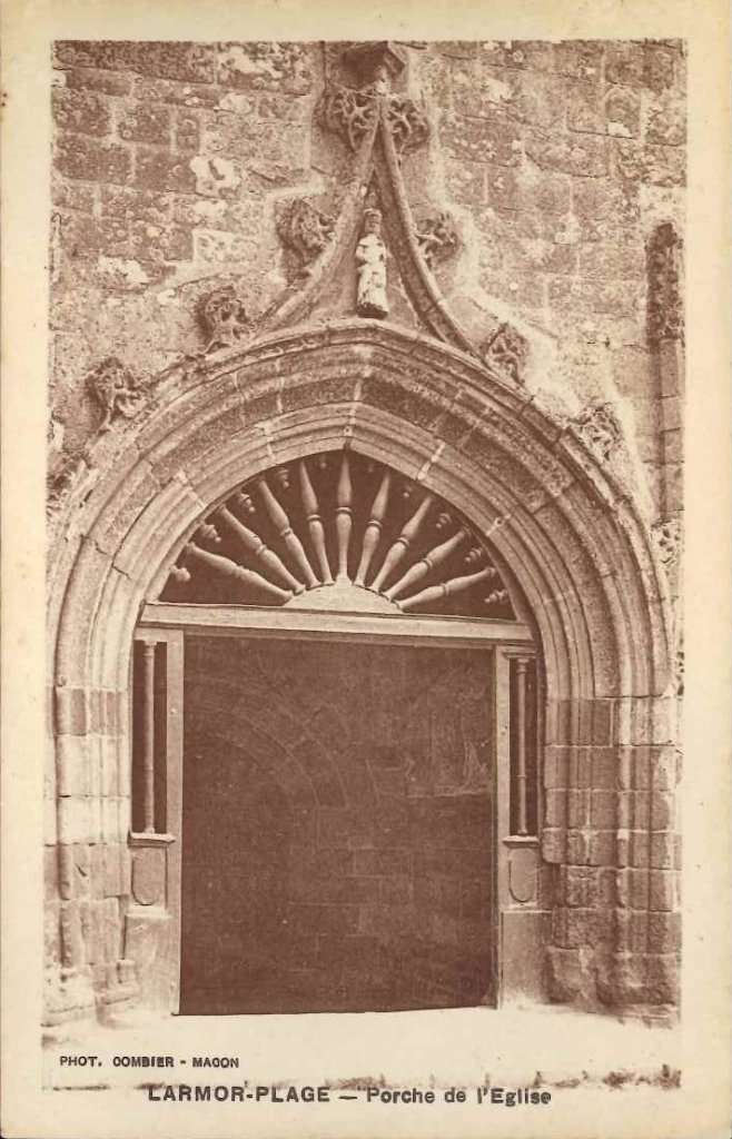 Larmor-Plage - Porche de l'église.jpg