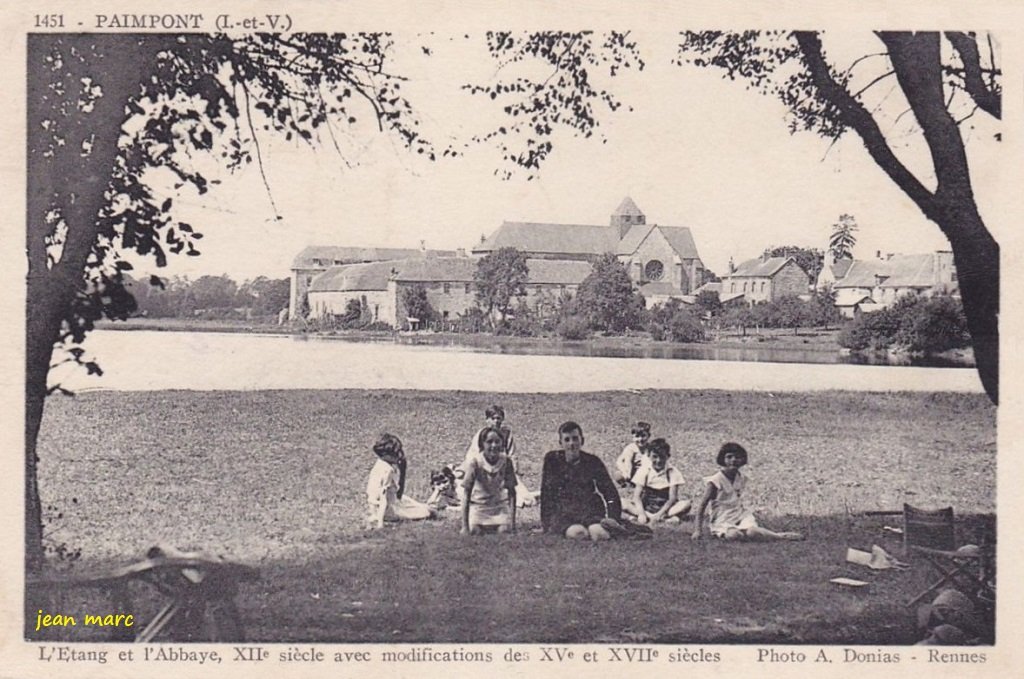 Paimpont - L'Étang et l'Abbaye.jpg