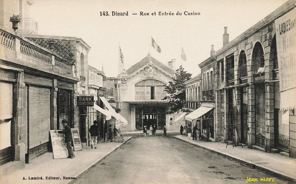 Dinard - Rue et entrée du Casino.jpg