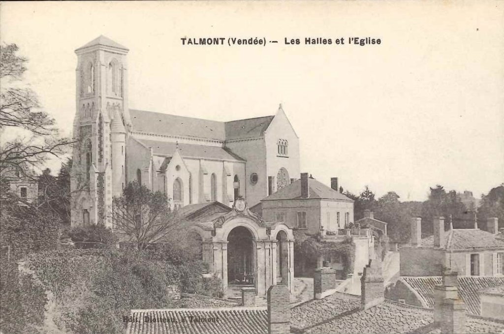 Talmont - Les halles et l'église.jpg