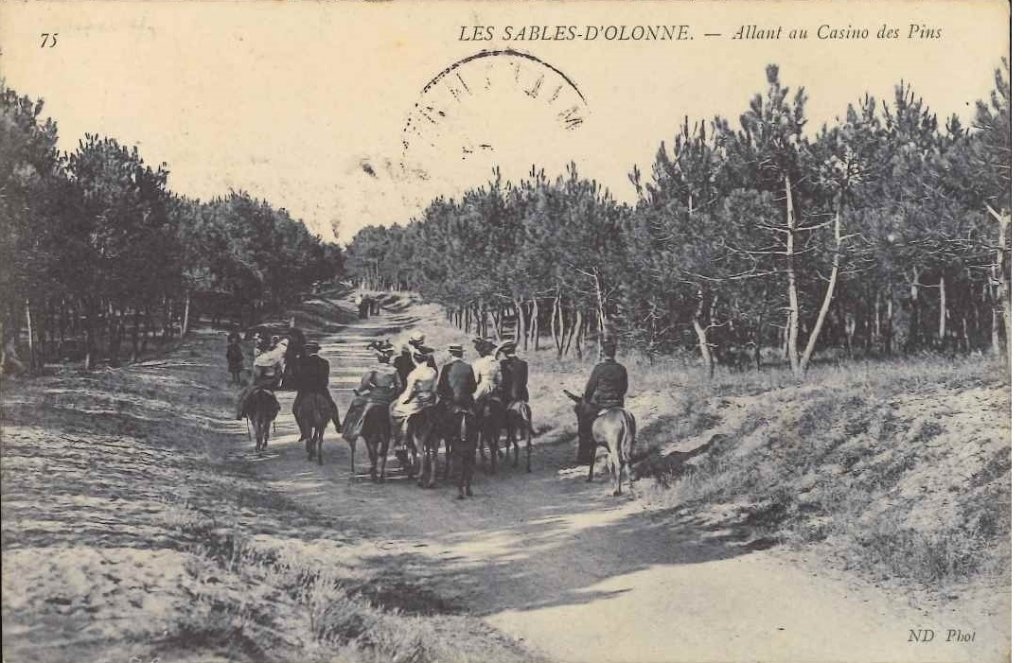 75 - Les Sables D'Olonne - Allant au casino des pins.jpg