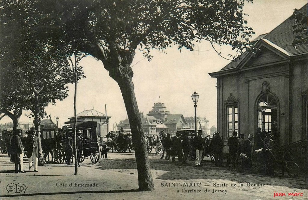 Saint-Malo - Sortie de la Douane à l'arrivée de Jersey.jpg