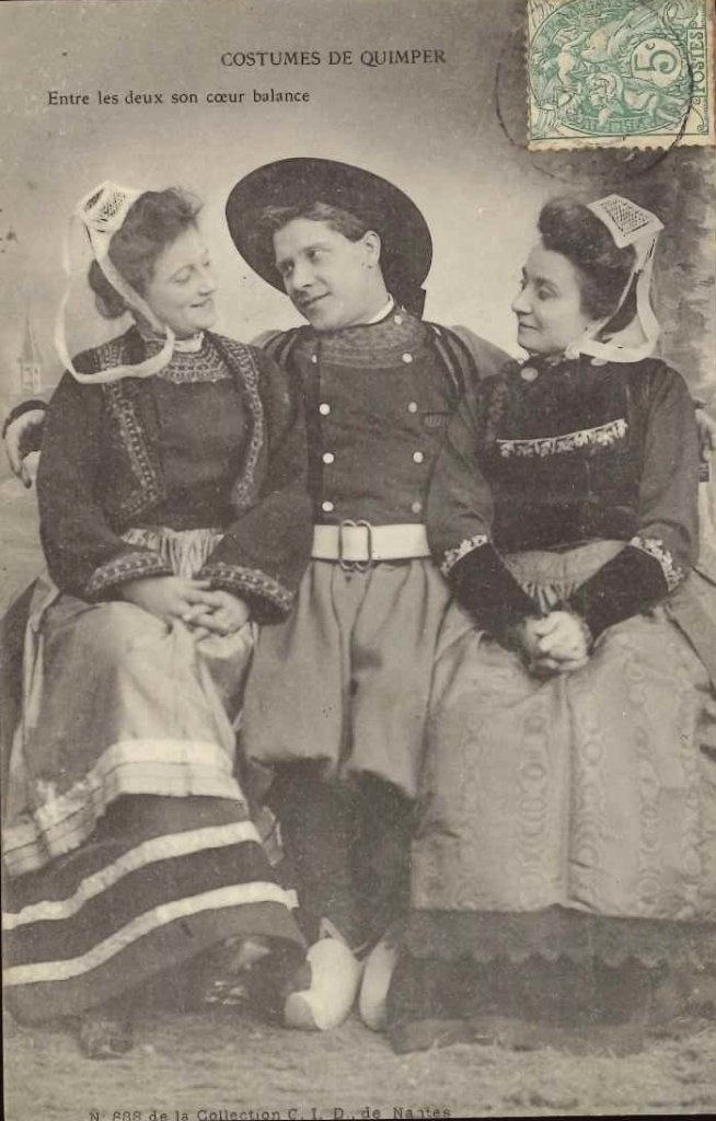 888 - Costumes de Quimper - Entre les deux son coeur balance.jpg
