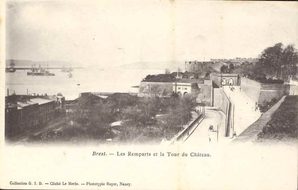 Brest - Les remparts et la tour du château.jpg