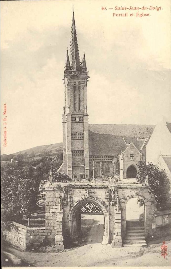 40 - Saint Jean du Doigt - Portail et église.jpg