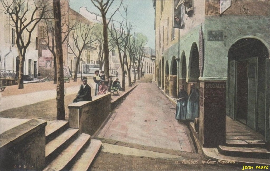 Antibes - Le Cour Masséna.jpg
